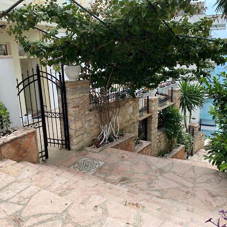 Apartamente Berti'S Garden Sarandë エクステリア 写真