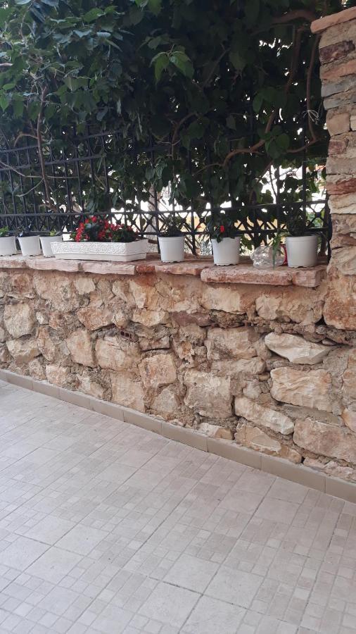 Apartamente Berti'S Garden Sarandë エクステリア 写真