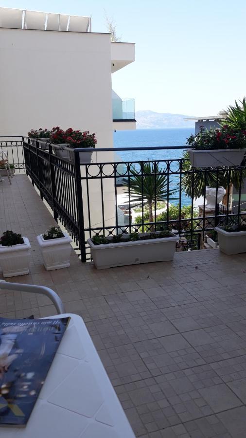 Apartamente Berti'S Garden Sarandë エクステリア 写真