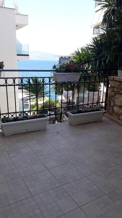 Apartamente Berti'S Garden Sarandë エクステリア 写真