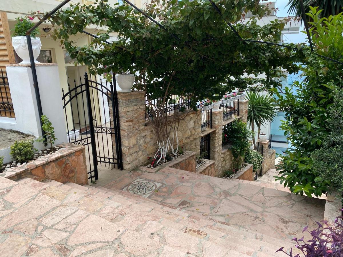 Apartamente Berti'S Garden Sarandë エクステリア 写真