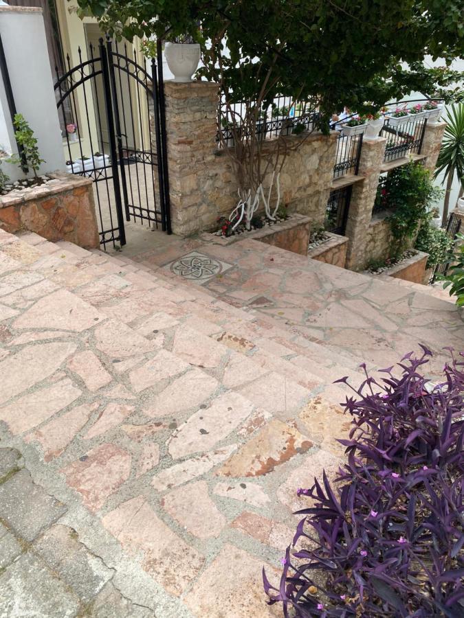Apartamente Berti'S Garden Sarandë エクステリア 写真