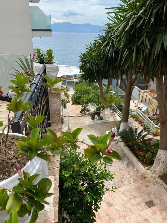 Apartamente Berti'S Garden Sarandë エクステリア 写真