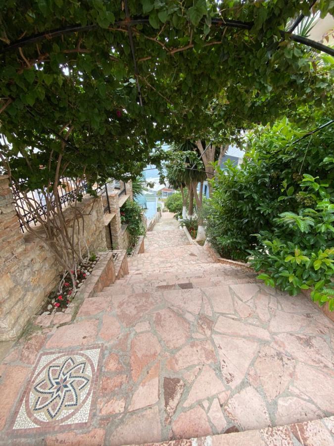 Apartamente Berti'S Garden Sarandë エクステリア 写真